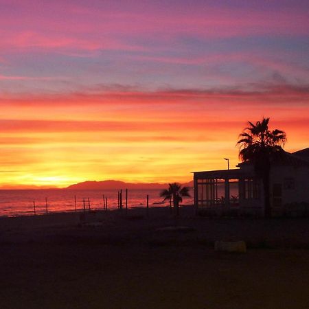 Spacious 1 Bedroom Apartment, Beach Front, Torrox Costa Kültér fotó