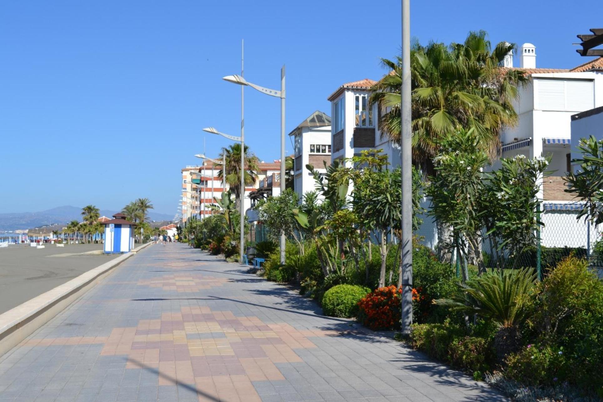 Spacious 1 Bedroom Apartment, Beach Front, Torrox Costa Kültér fotó