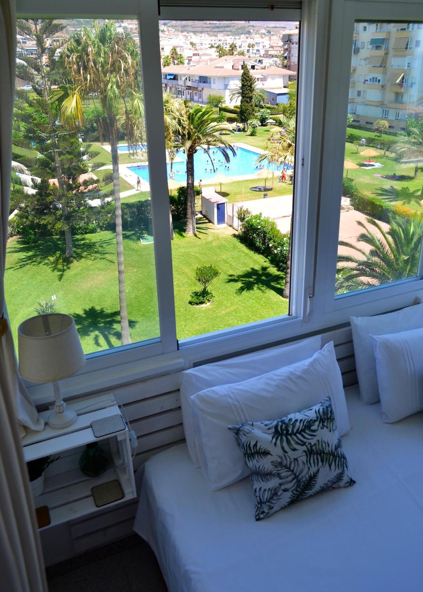 Spacious 1 Bedroom Apartment, Beach Front, Torrox Costa Kültér fotó