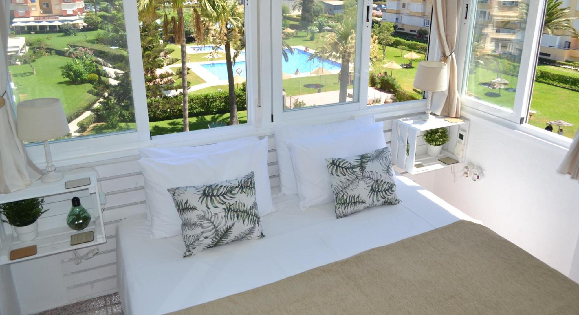 Spacious 1 Bedroom Apartment, Beach Front, Torrox Costa Kültér fotó