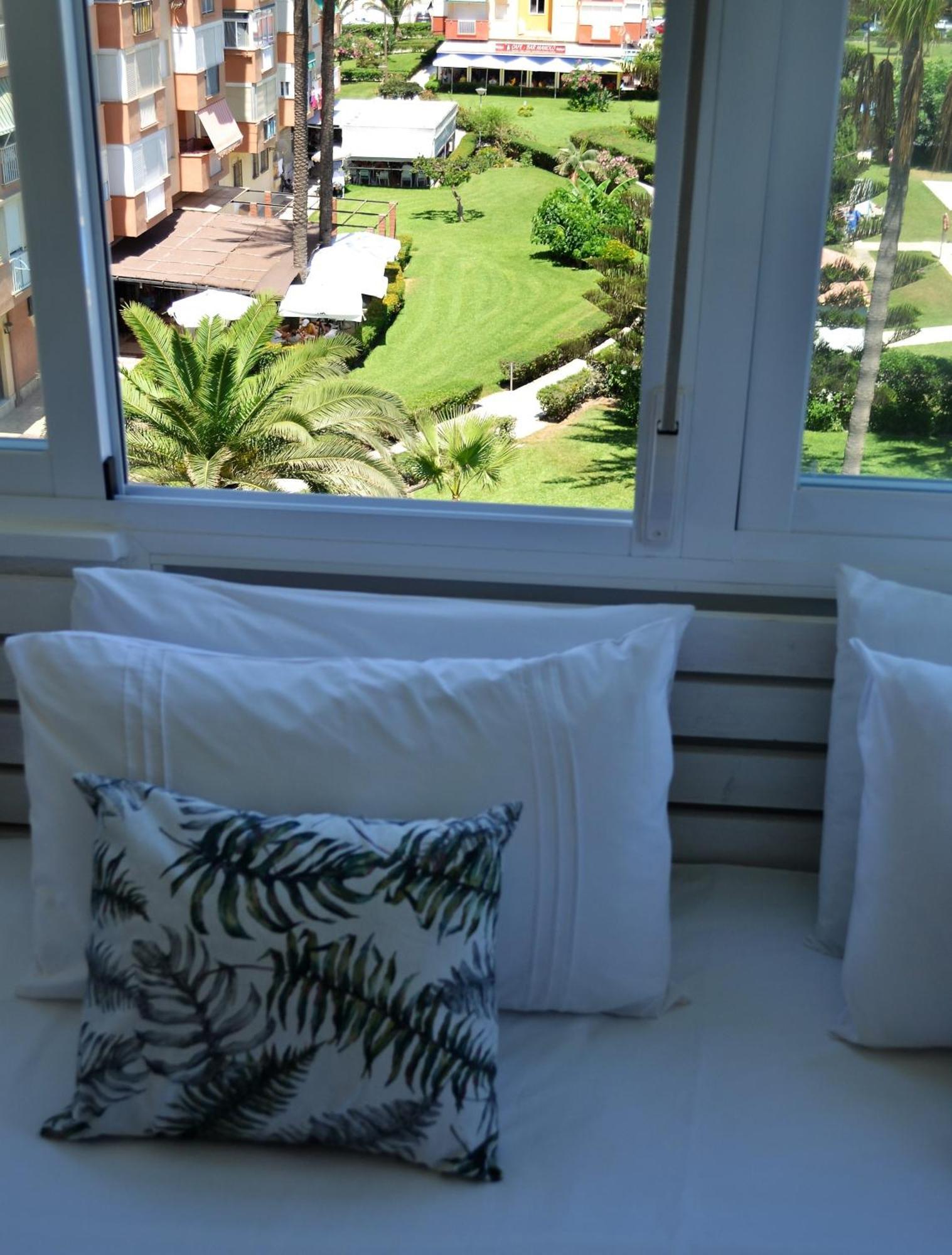 Spacious 1 Bedroom Apartment, Beach Front, Torrox Costa Kültér fotó