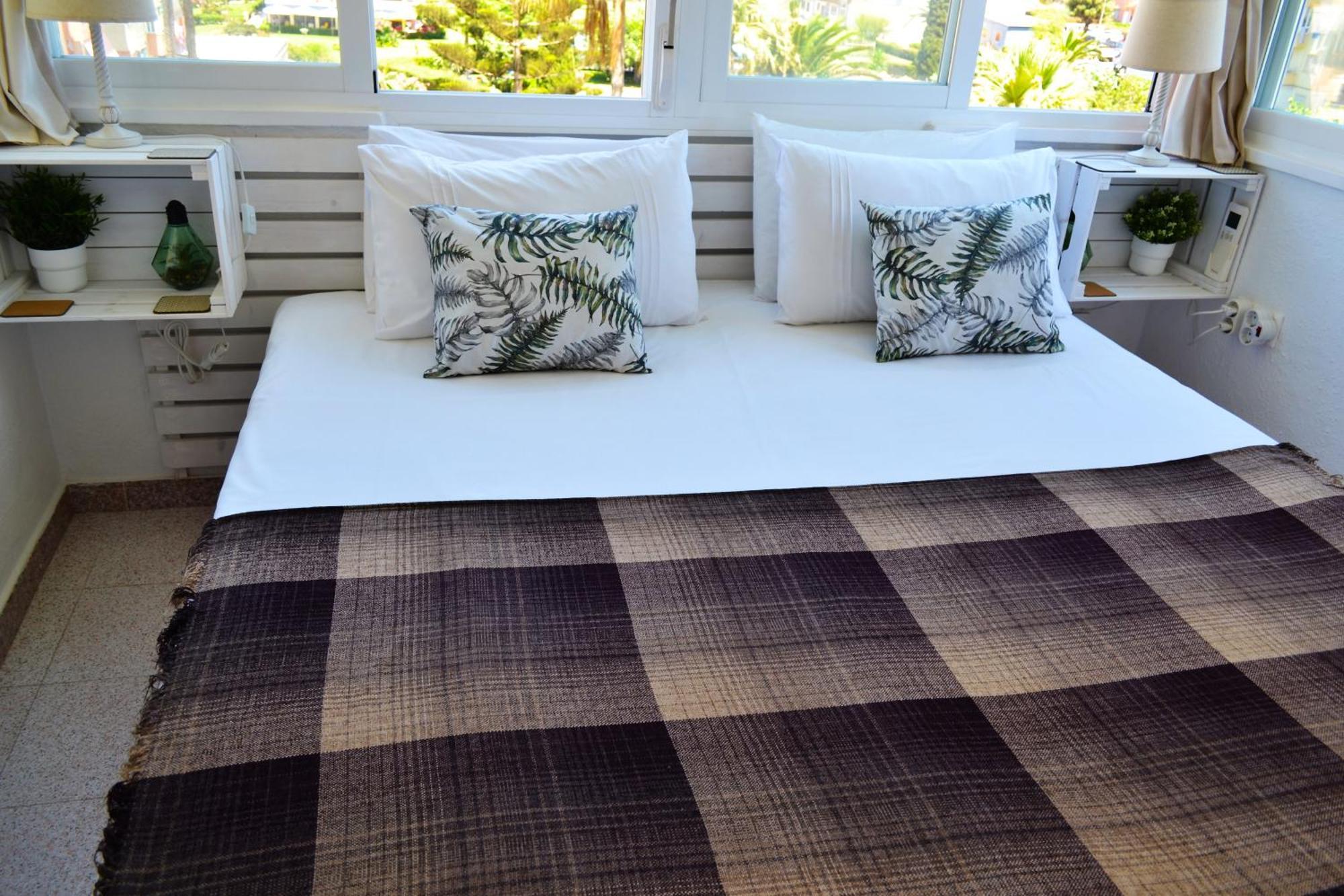 Spacious 1 Bedroom Apartment, Beach Front, Torrox Costa Kültér fotó