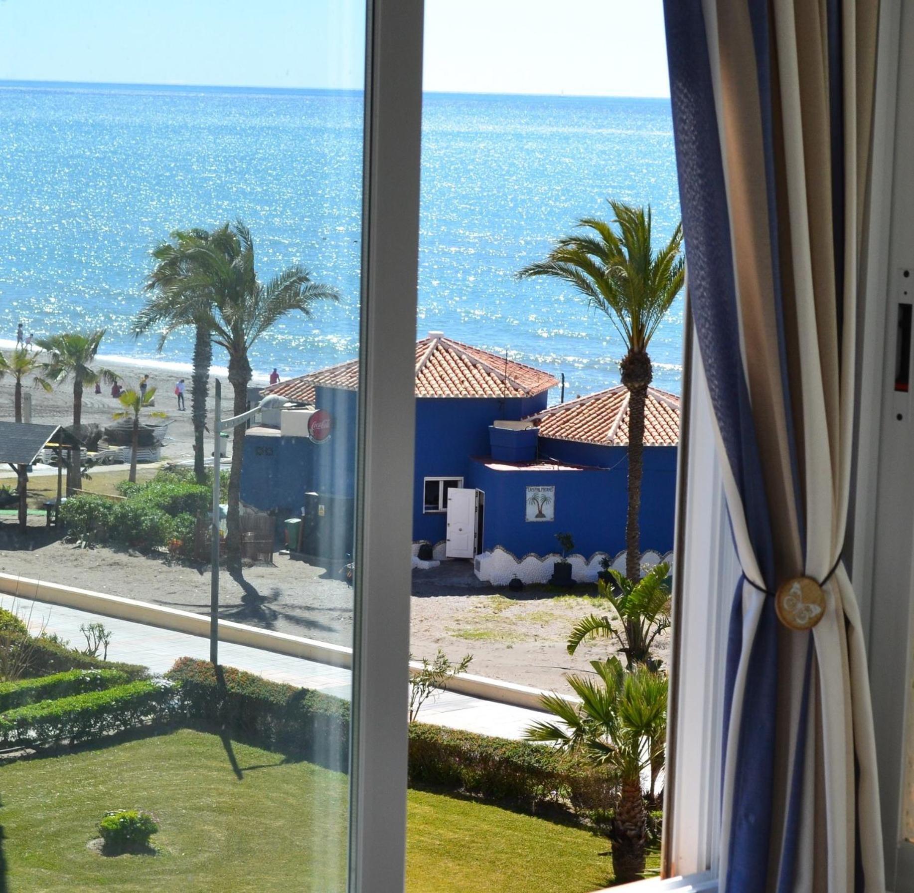 Spacious 1 Bedroom Apartment, Beach Front, Torrox Costa Kültér fotó