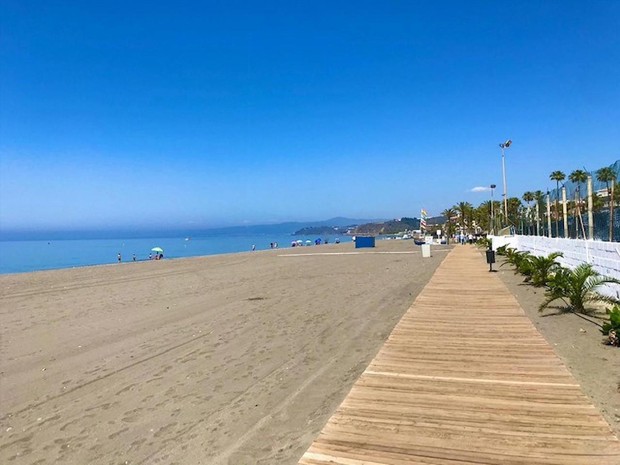 Spacious 1 Bedroom Apartment, Beach Front, Torrox Costa Kültér fotó
